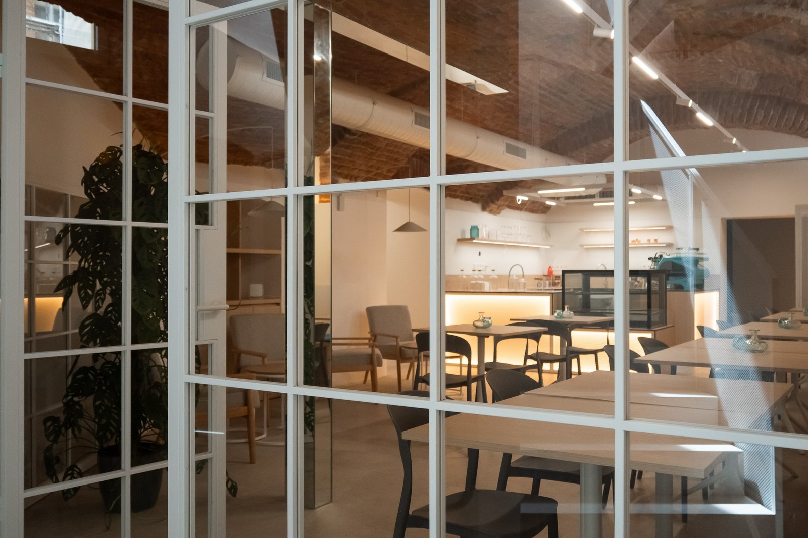 Prosklená stěna a bar v realizaci kavárny JustyDesign
